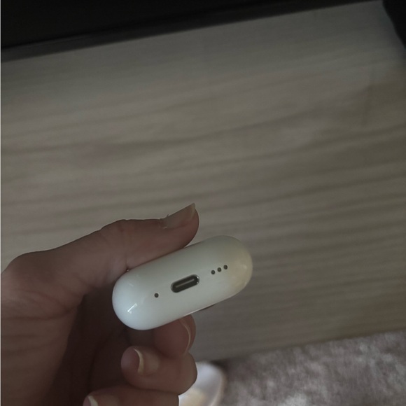 Apple AirPods 4th Gen, CASE & CORD ONLY - Picture 4 of 6